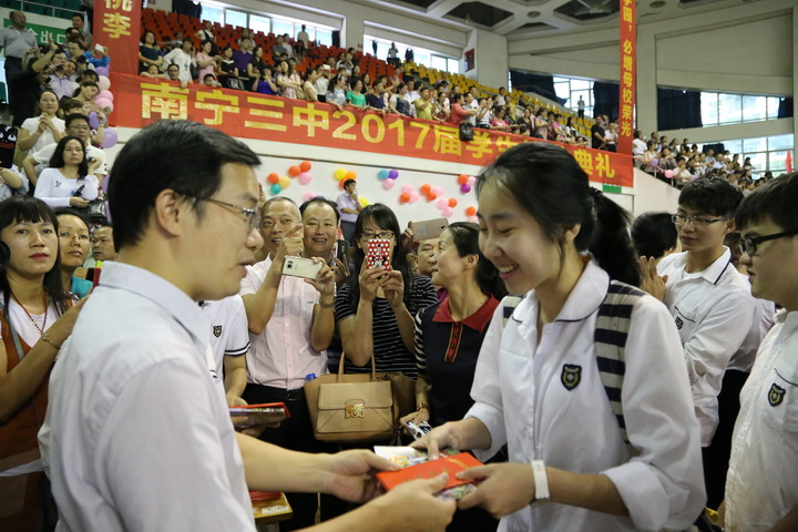 最后,黄河清校长在毕业典礼上发表讲话,对圆满完成高中学业,即将奔赴